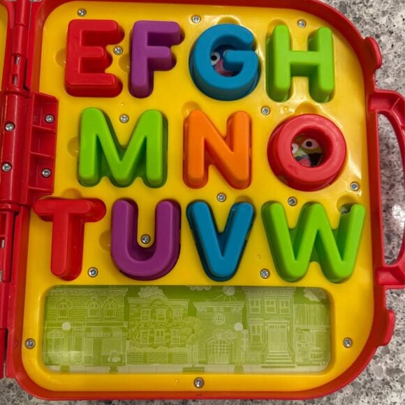 Playskool Sesame Street Elmo’s On the Go Letters Alphabet Travel Fun Case - Picture 6 of 9